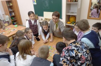 ✨ В преддверии прекрасного праздника Дня Матери преподаватель художественного отделения Дина Искандаровна Кузнецова провела для обучающихся 4 «Б» класса  МБОУ «Тетюшская СОШ №1 им.Ханжина П.С. творческий мастер-класс «Мозаика из семян»
